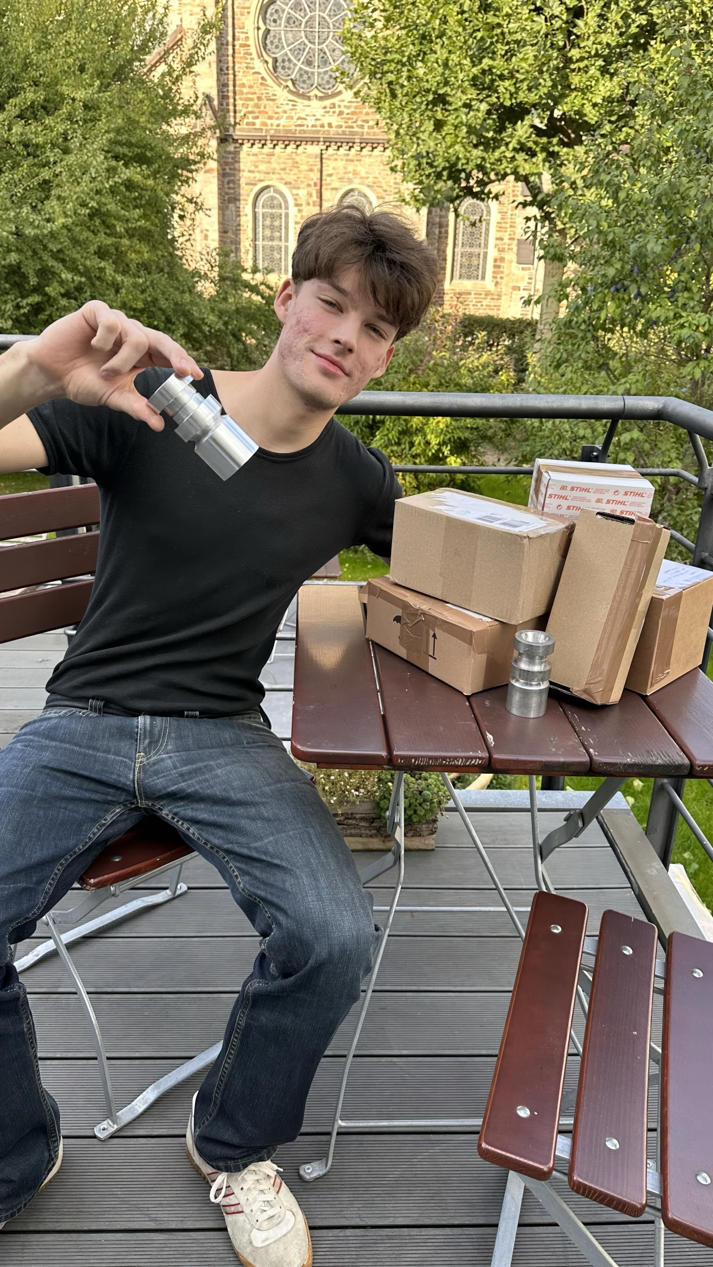 Der Chimney Hero wird in der Hand neben den Produktverpackungen präsentiert
