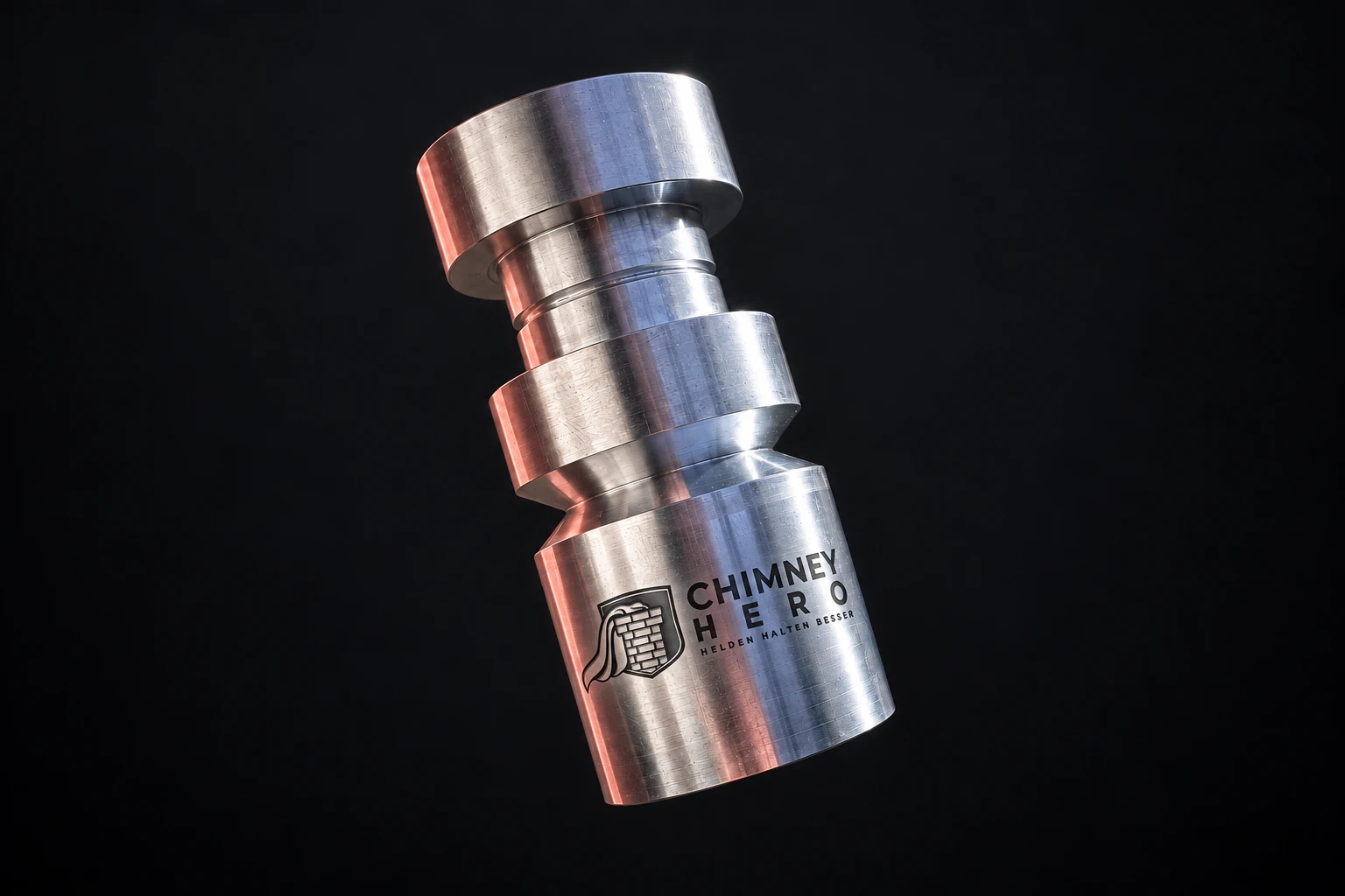 Der Chimney Hero: silberner, abgestufter Metallkörper in einer Studioinszenierung